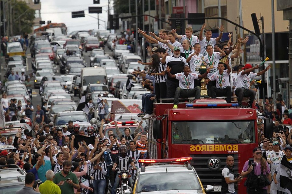 Torcedores do Operário acenam para os jogadores do Operário que passam coma taça de campeão paranaense. | Jonathan Campos/Gazeta do Povo