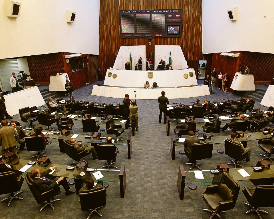 Deputados estaduais já foram orientados pelo governo a aprovar o projeto que prevê aumento de 5% ao funcionalismo: pressão volta à Assembleia Legislativa. | Antônio More/Gazeta do Povo