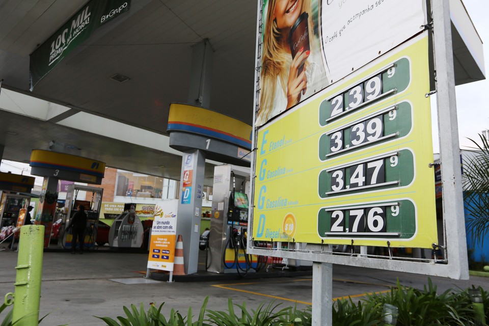 Diversos postos de Curitiba reajustaram preço da gasolina e do etanol nos últimos dois dias | Giuliano Gomes/Tribuna do Paraná