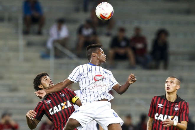 Nacional tenta jogada perigosa pelo alto | Brunno Covello/Gazeta do Povo