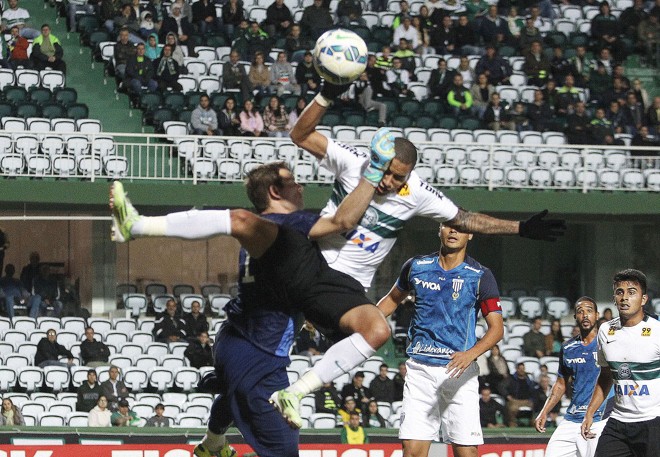 Dividida entre o goleiro Vagner e o zagueiro Welinton. | Daniel Castellano/Gazeta do Povo