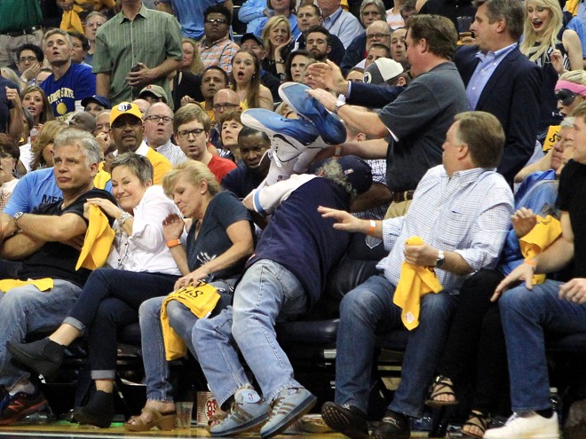 AFUNDOU – Assim como o Grizzlies, Marc Gasol também afundou no jogo desta segunda-feira à noite. Ao tentar recuperar uma bola perdida, acabou sumindo em meio aos torcedores. Só o pé do espanhol aparece em meio às arquibancadas cheias. | Mike Brown/EFE