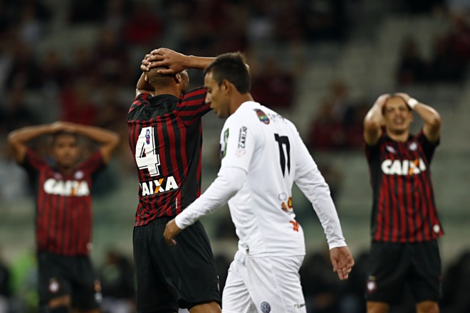Atleticanos com a mão na cabeça após o gol do Tupi. | Felipe Rosa/TRIBUNA DO PARANA