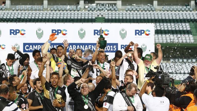 O Operário faz, pela primeira vez na história, a festa pelo título paranaense. | Daniel Castellano/Gazeta do Povo