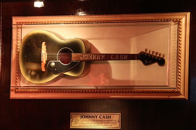Violão de Johnny Cash no Hard Rock Café de Gaitlinburg, no Tennessee (EUA). | Divulgação