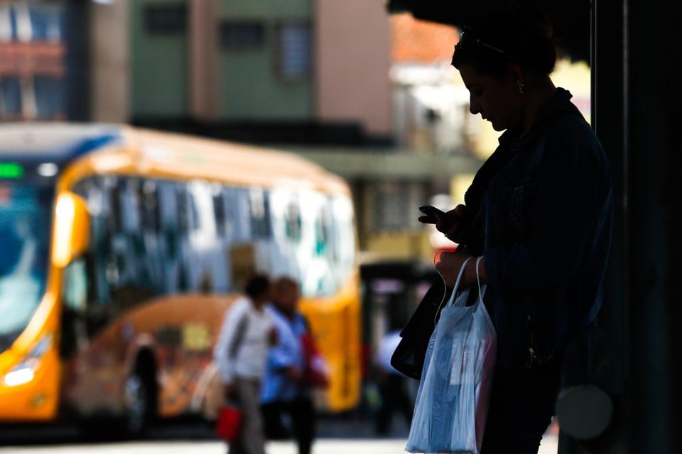Aumento da receita com tráfego de dados mostra que consumidor está disposto a não abrir mão de navegar na internet pelo celular. | Brunno Covello/Gazeta do Povo