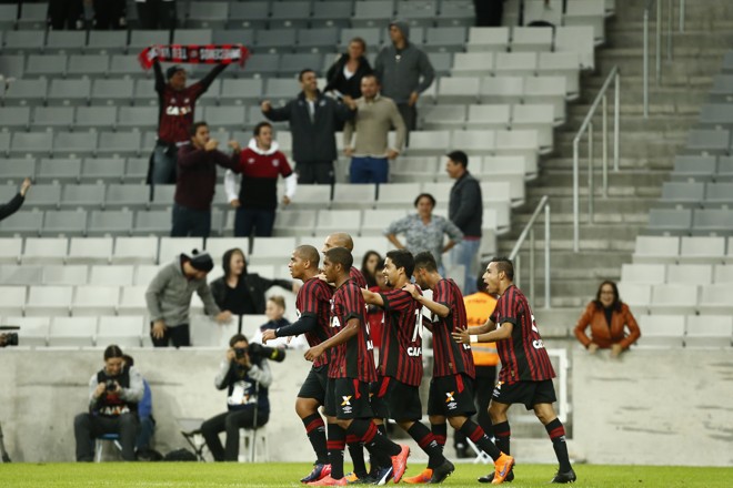 Jogadores comemoram gol de Walter, o primeiro do Rubro-negro | Hugo Harada/Gazeta do Povo