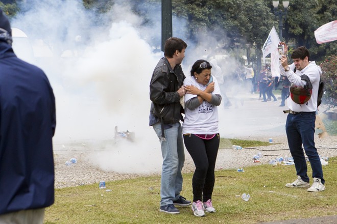 Professores em confronto com a polícia no dia 29 de abril: caso será investigado pelo Ministério Público Federal. | Brunno Covello/Gazeta do Povo