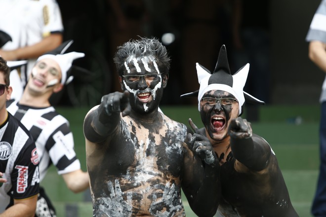 Torcida do Operário se pintou de preto para apoiar o time no Couto Pereira. | Albari Rosa/Gazeta do Povo