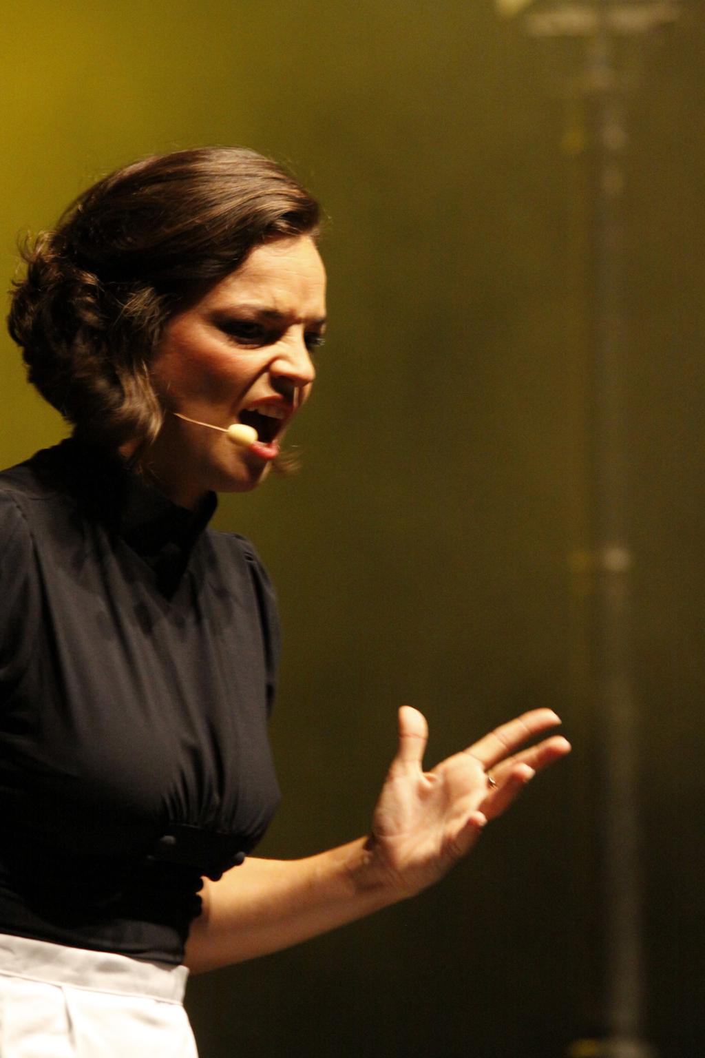 A atriz e cantora francesa Anne Carrere coleciona elogios em seu país e tem a voz e a personalidade musical comparada à de Piaf. | Alain Biguet/Divulgação