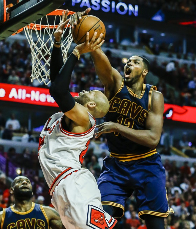 AQUI, NÃO – Tristan Thompson, em noite inspiradíssima, impede a enterrada de Taj Gibson, do Bulls, no confronto que eliminou os donos da casa na semifinal da Conferência. | Tannen Maury/EFE