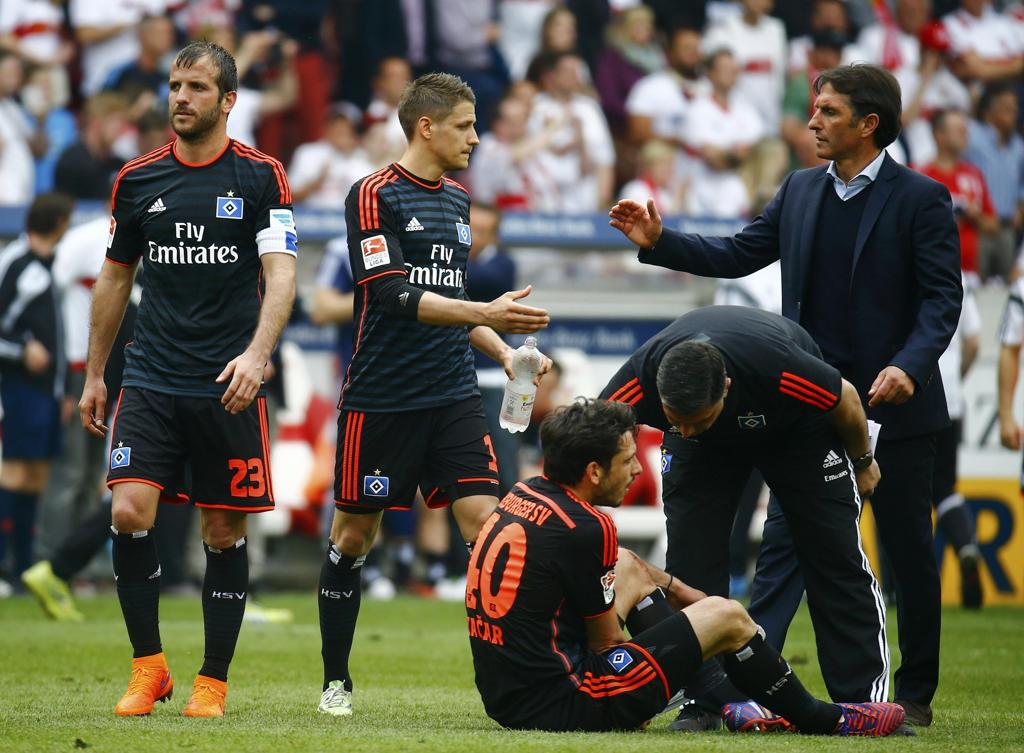 Jogadores e equipe técnica do Hamburgo lamentam o resultado, que deixa a equipe a um jogo do rebaixamento | KAI PFAFFENBACH/REUTERS