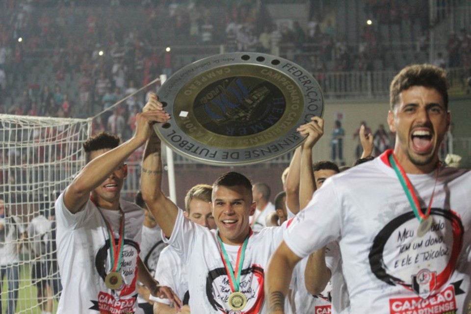 Joinville é punido, perde título estadual, mas promete recorrer Joinville comemorou título, mas agora precisa reconquistar a taça no tribunal | Divulgação/Jec.com.br