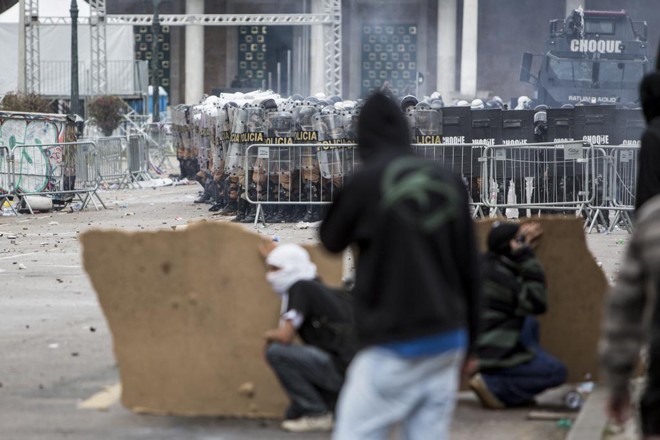 Batalha do Centro Cívico, cujo estopim foi a votação da nova lei da Paranaprevidência. | Henry Milleo/Gazeta do Povo