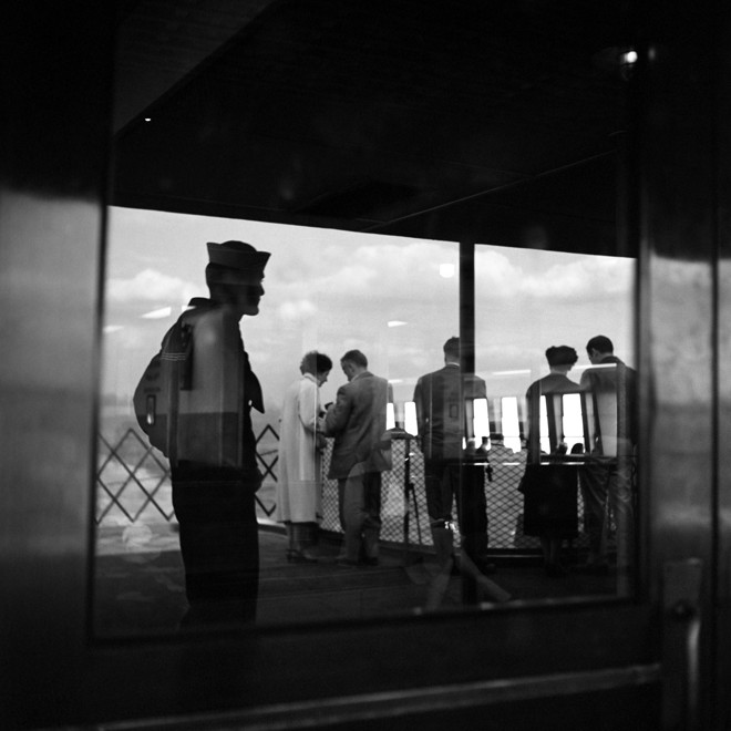 Até os anos 1970 suas fotos são em preto e branco, por causa da rolleiflex. | Vivian Maier/Maloof Colection