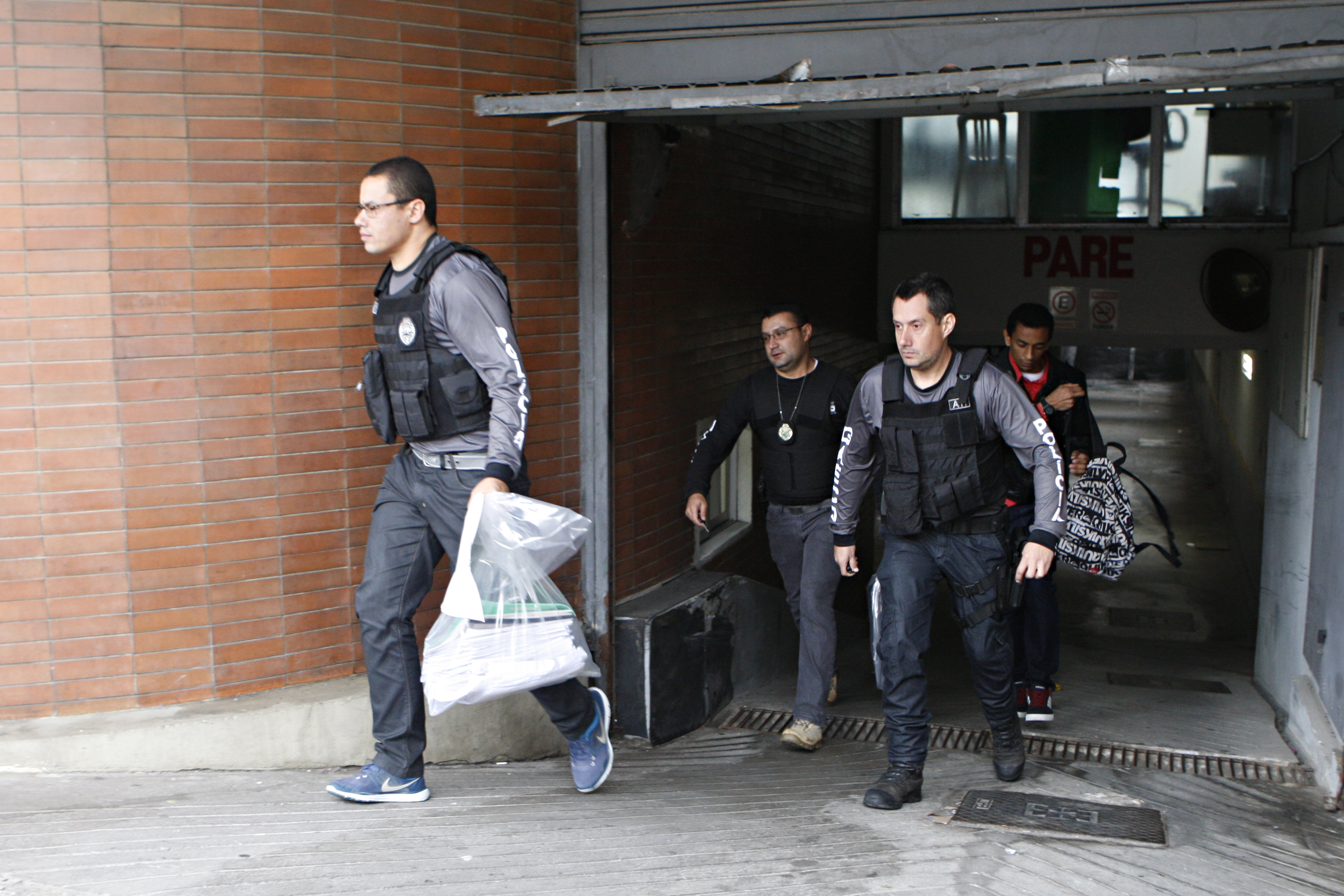 Policiais do Gaeco deixam a sede da Receita Estadual em Curitiba: busca e apreensão. | Aniele Nascimento/Gazeta do Povo