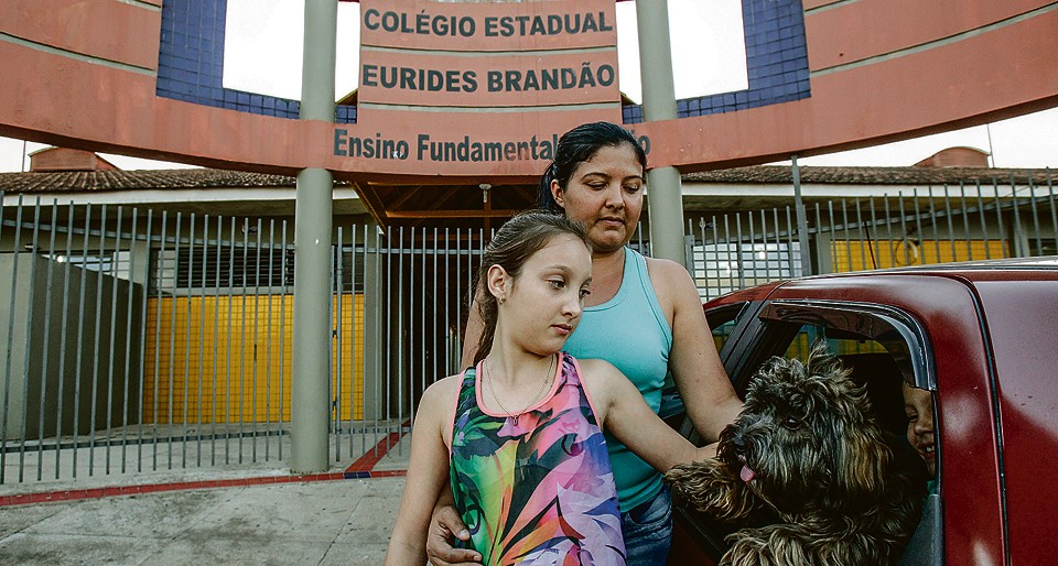 Ângela e a filha Eduarda, em frente do Colégio em que ela estuda, na CIC. Ela cobra diálogo entre governo e professores para pôr fim à greve. | Daniel Castellano/Gazeta do Povo