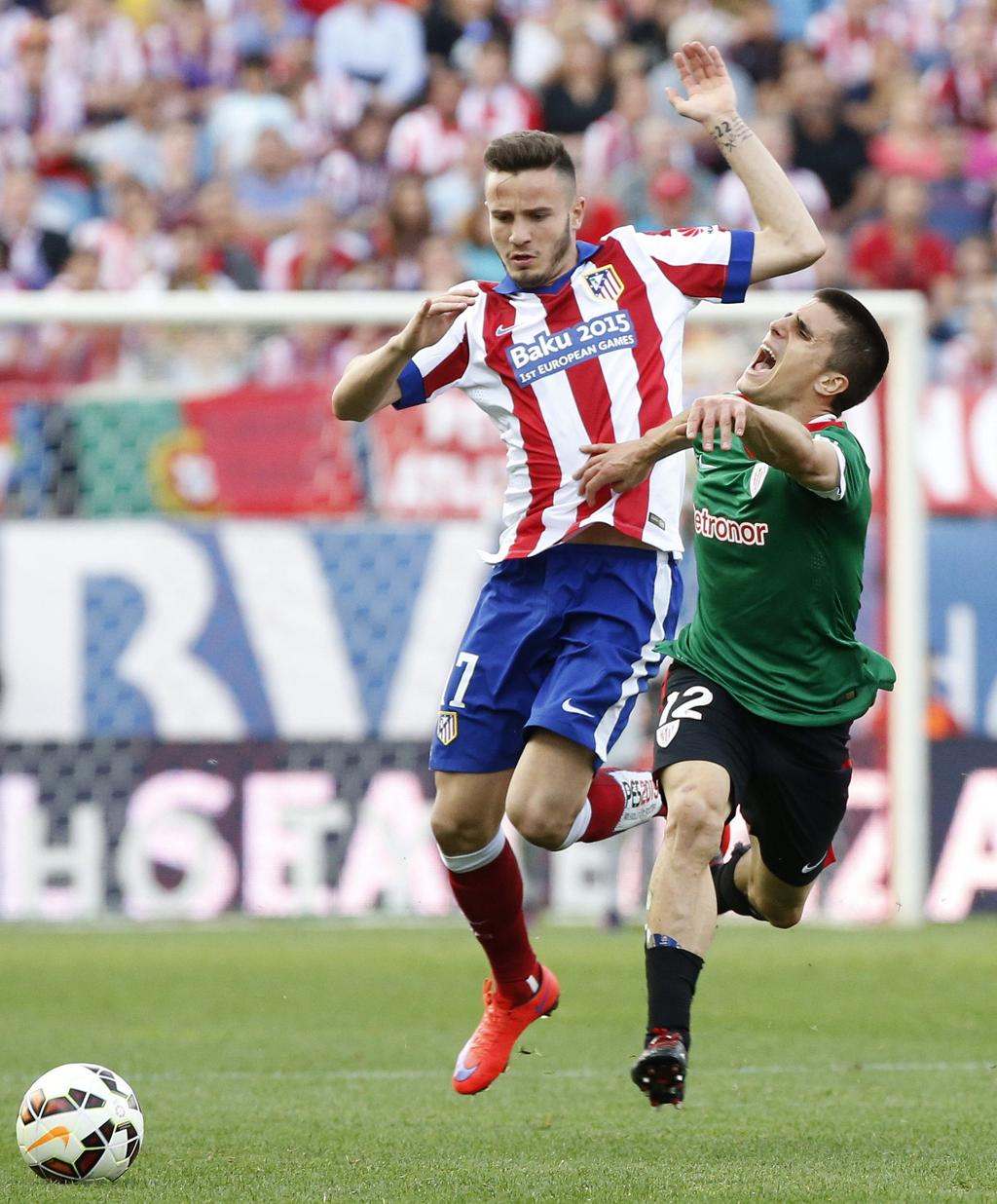 Saúl Ñíguez (à esquerda), do Atlético de Madrid, disputa bola contra Unai Bustinz, do Athletic de Bilbao | Alberto Martín/EFE