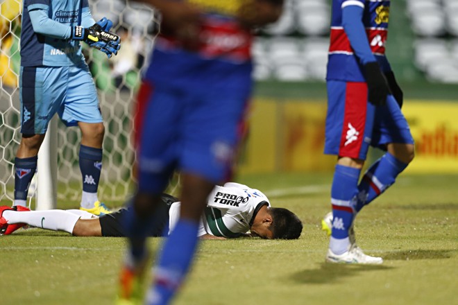 Artilheiro lamenta jogado no gramado após chance desperdiçada. | Felipe Rosa/TRIBUNA DO PARANA