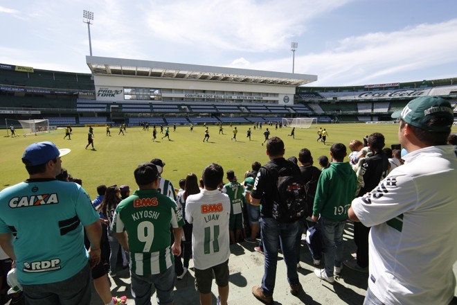 Coritiba faz último treino antes da final com os portões abertos. Cerca de três mil torcedores vieram prestigiar a equipe | Aniele Nascimento/Gazeta do Povo