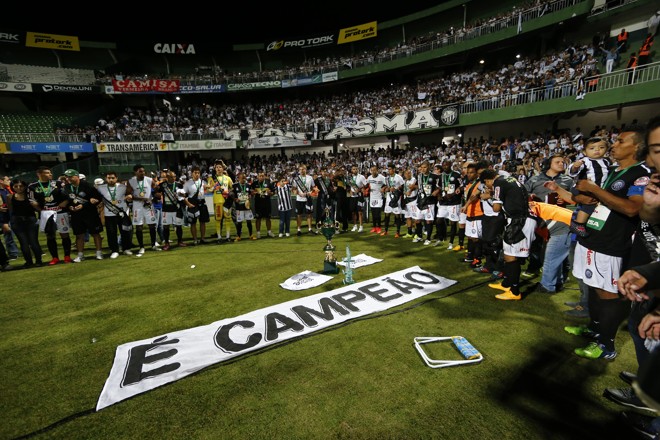 Jogadores do Operário rezam depois do título paranaense. | Albari Rosa/Gazeta do Povo