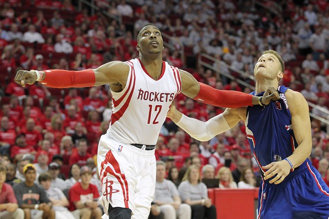 RAIO DE AÇÂO – Dwight Howard aproveitou sua envergadura para afastar o polivalente Blake Griffin da jogada. Com os braços abertos, ganhou um bom raio de ação para ficar com a bola sem ser incomodado pelos rivais. | Thomas Shea/USA Today Sports