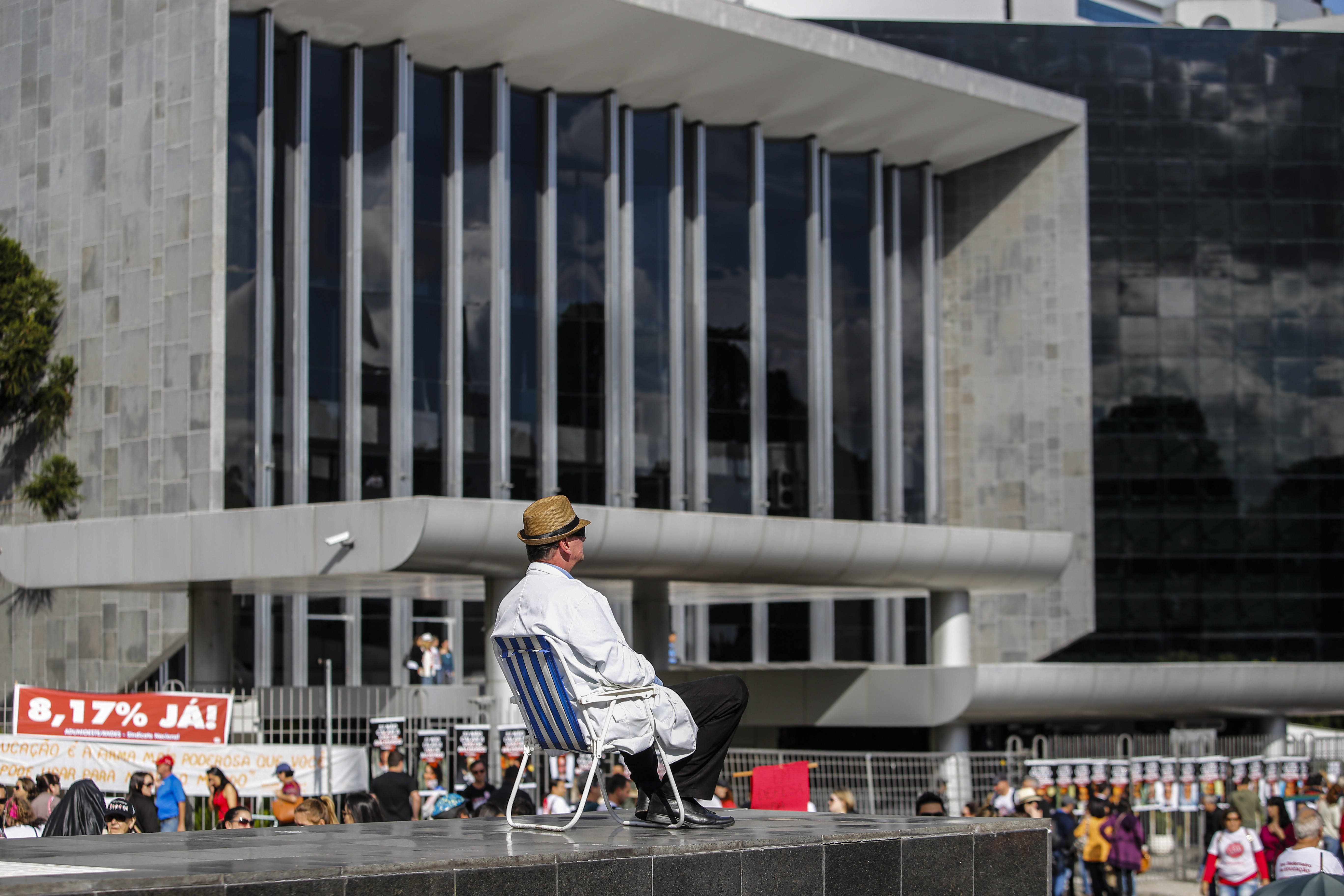 Governo apresenta proposta de reajuste aos servidores do estado e não agrada os funcionários. | Daniel Castellano/Gazeta do Povo
