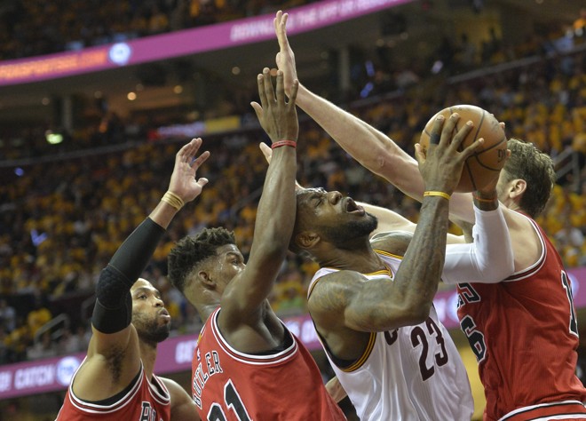 TODOS CONTRA UM – Com Kevin Love ausente por problemas no ombro, LeBron James tinha apenas Kyrie Irving para dividir o protagonismo com ele diante do Chicago Bulls. Aí ficou mais fácil para a defesa visitante, conhecida pelo estilo de jogo mais vigoroso. Vai todo mundo pra cima do astro adversário. Foi o que fizeram Taj Gibson, Jimmy Butler e Pau Gasol. Quem disse que a vida é fácil pra LeBron? | David Richard/USA Today Sports