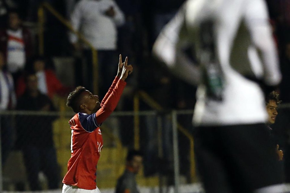Henrique comemora o gol paranista contra o Ceará. | Felipe Rosa/TRIBUNA DO PARANA