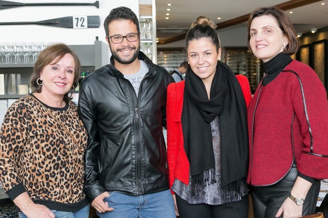 As empresárias Sônia Holtz (à esq.) e Simone Orlean (à dir.), respectivamente franqueada e franqueadora da marca carioca de papel de parede Orlean, com o casal Marília e Filipe Bender no almoço de apresentação, para profissionais de arquitetura, da loja que será inaugurada mês que vem no Batel. Foto: Naideron Jr. | Naideron Alvaro Quincozes Junior