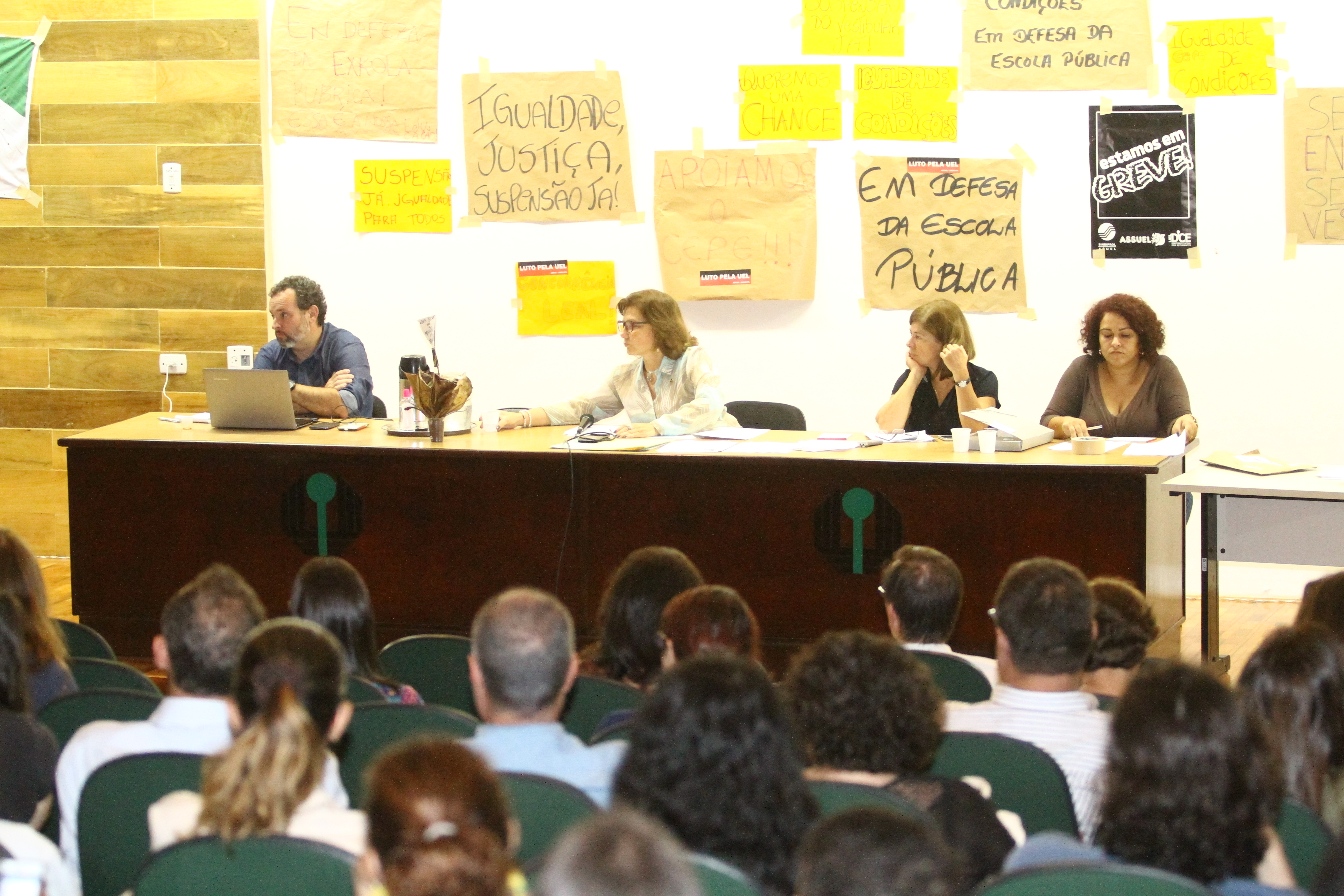 Na UEL, conselho universitário decidiu nesta segunda-feira pela suspensão do calendário acadêmico e vestibular da instituição. | Gilberto Abelha/Jornal de Londrina
