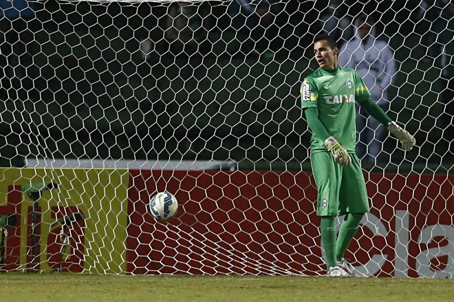 Goleiro Bruno lamentou bola no fundo da rede. | Felipe Rosa/TRIBUNA DO PARANA