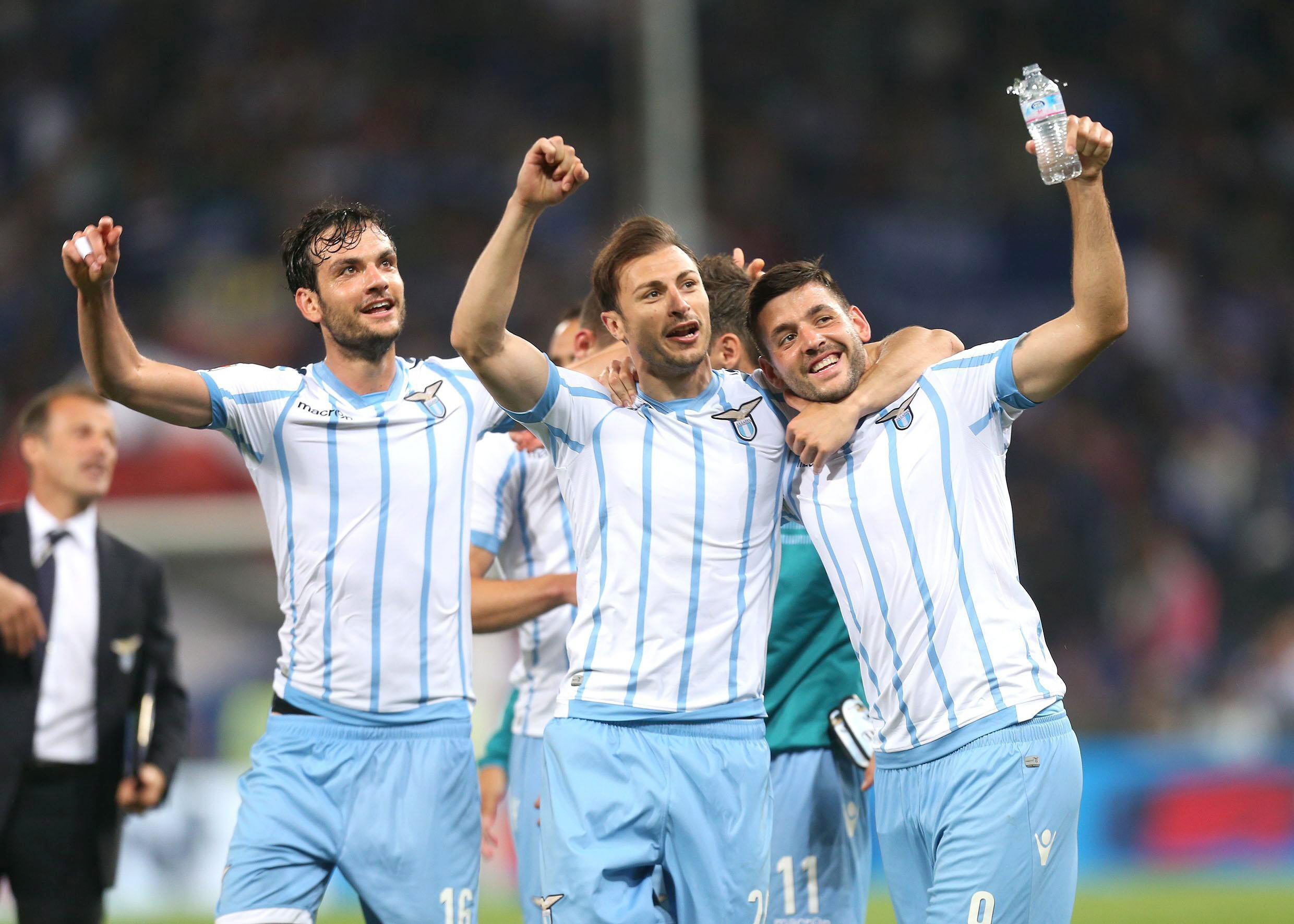 Marco Parolo, Stefan Radu e Filip Djordjevic, do Lazio, comemoram resultado da partida | FRANCESCO DOLCI/EFE
