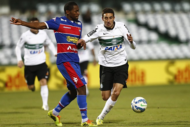 Meia Thiago Galhardo fez o primeiro jogo como titular no Coxa. | Felipe Rosa/TRIBUNA DO PARANA