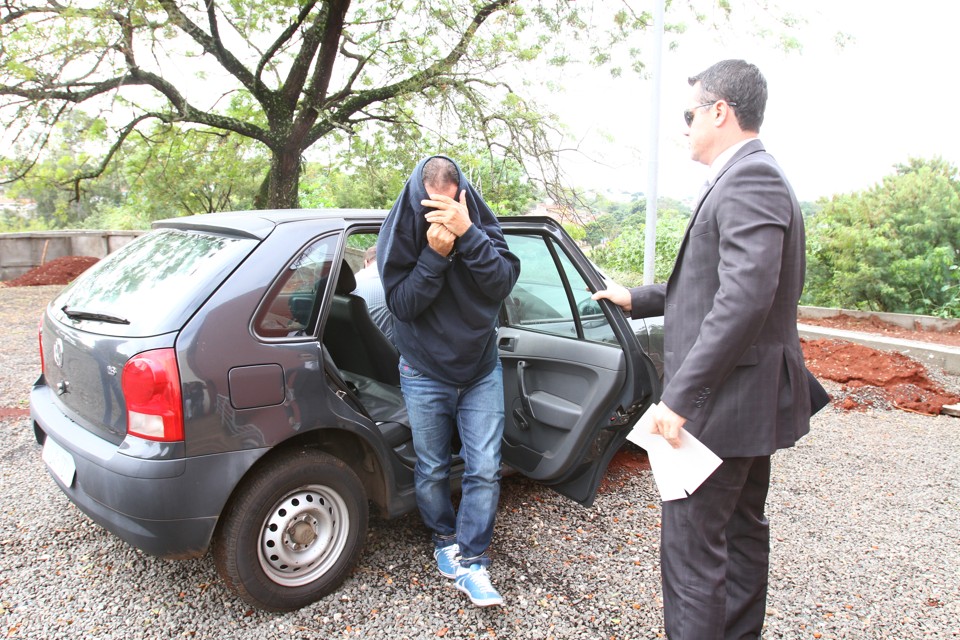 Lima esconde o rosto quando chegava para depor no Gaeco sobre o suposto esquema de corrupção. | Roberto Custodio/Jornal de Londrina