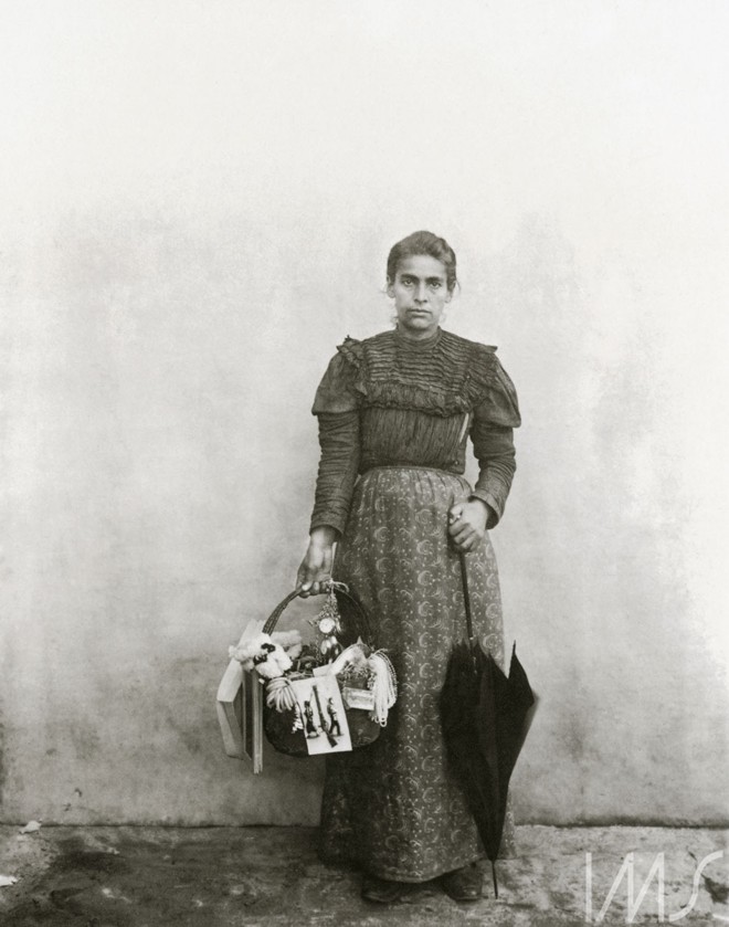 Vendedora de Miudezas.1889.Rio de Janeiro | Marc FerrezAcervo Brasiliana Fotográfica