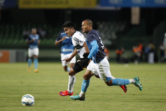 Jeci, ex-Coxa, foi titular na zaga do Avaí. | Daniel Castellano/Gazeta do Povo