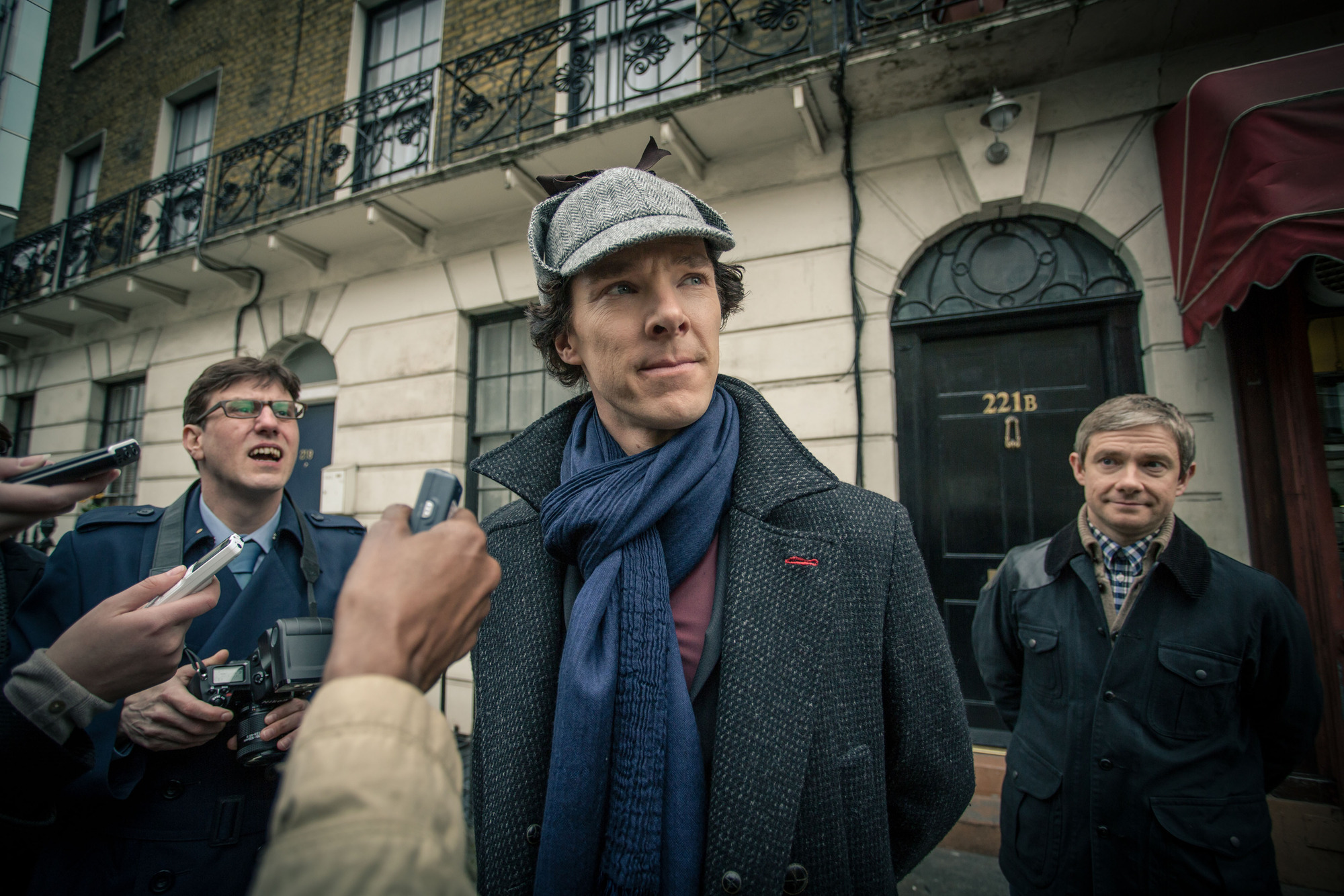 Os atores Benedict Cumberbatch (ao centro) e Martin Freeman (à direita) protagonizam a série, no ar desde 2010. | Robert Viglasky/BBC/Hartswood