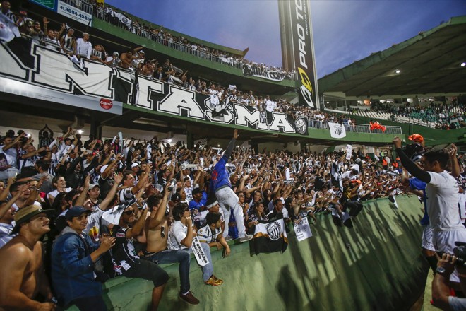 Torcida do Operário esteve em grande número na final e comemorou com os jogadores. | Daniel Castellano/Gazeta do Povo