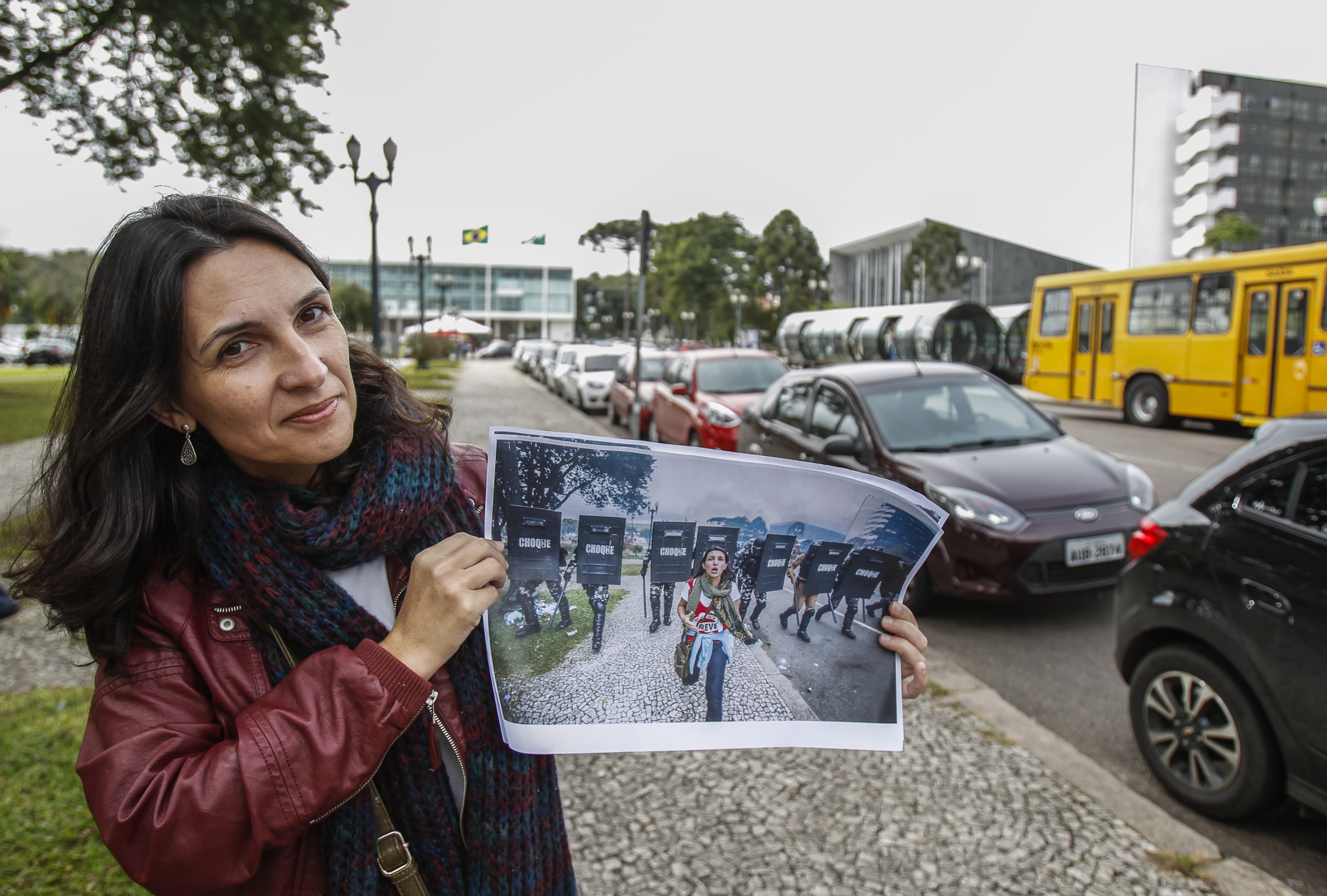 Angela Alves Machado, de volta ao Centro Cívico, segurando a foto que a marcou no protesto do dia 29 de abril. | Daniel Castellano/Gazeta do Povo
