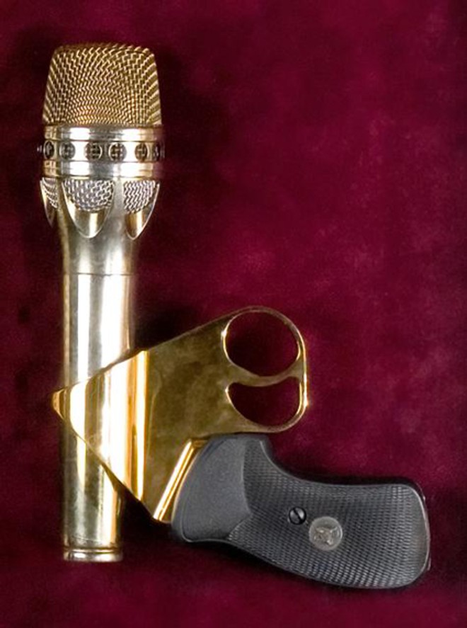 “Telefone-pistola” de Prince, em Roma. | Divulgação