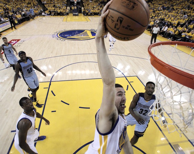 LINGUINHA DE JORDAN Klay Thompson voou, pôs a língua de fora e cravou na cesta dos Grizzlies, como se fosse Michael Jordan. | CARLOS AVILA GONZALEZ / POOL/EFE