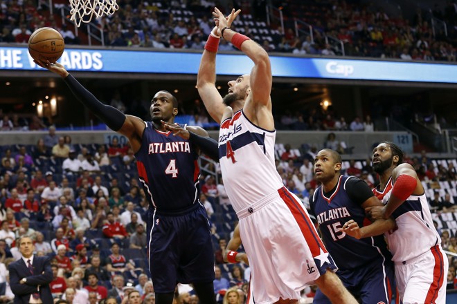 TARDE DEMAIS – Pela cara, Marcin Gortat parece ter percebido que foi muito tarde para o lance contra Paul Millsap, que já finaliza o movimento para a bandeja. Millsap marcou 19 pontos no total, além de pegar 5 rebotes e distribuir 6 assistências. | Geoff Burke/USA Today Sports