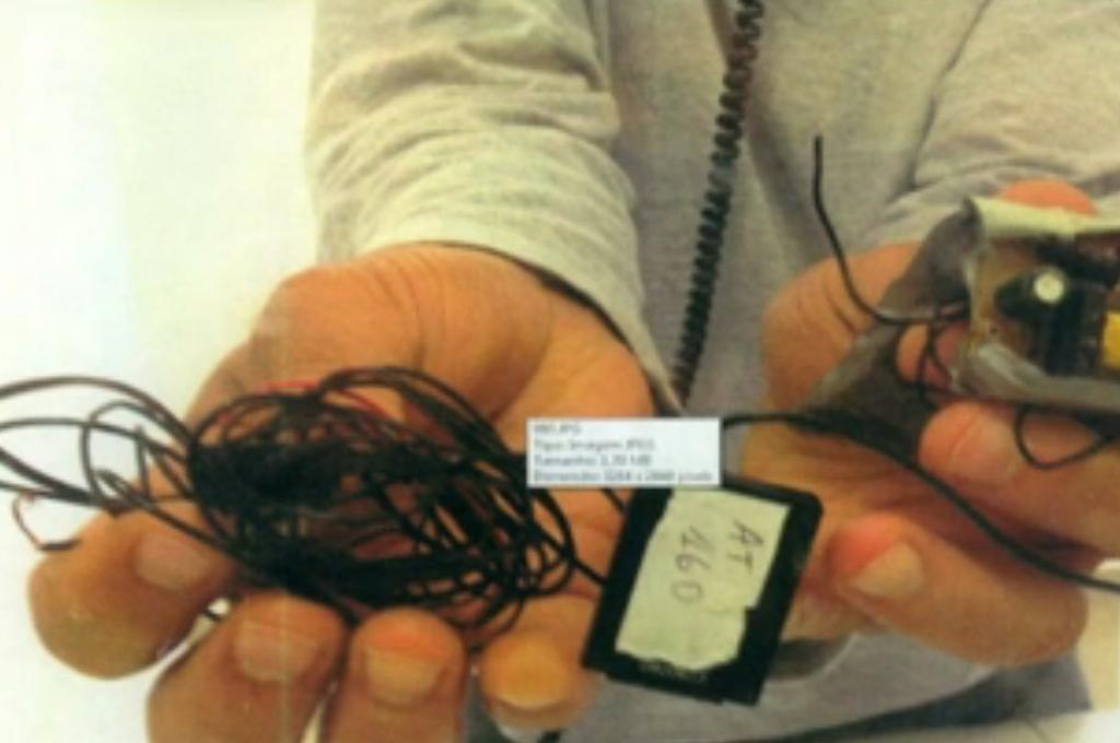 Alberto Youssef mostra as escutas que encontrou em sua cela na PF: investigação. | Reprodução/TV Globo