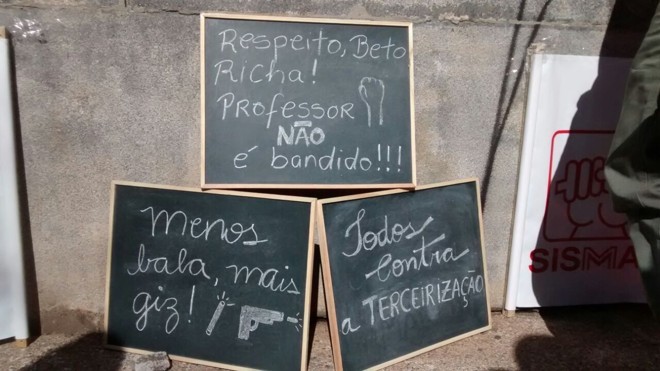 Quadros-negros foram usados para transmitir mensagens na manifestação. | Antônio More Gazeta do Povo