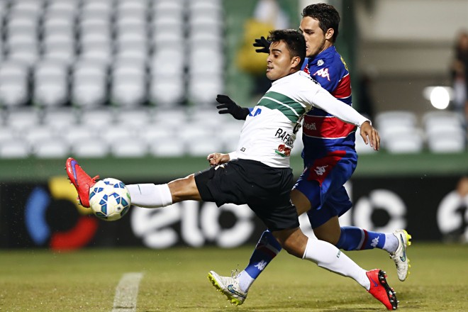 Rafhael Lucas tenta o chute diante do Fortaleza. | Felipe Rosa/TRIBUNA DO PARANA