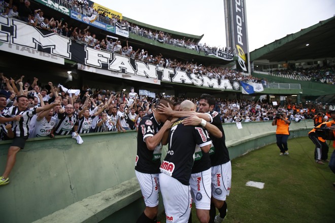 Juba comemora o primeiro gol do Operário no Couto Pereira. | Gazeta do Povo