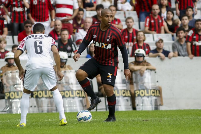 Walter busca a melhor opção de passe diante da marcação de Douglas Santos. | Henry Milleo/Gazeta do Povo