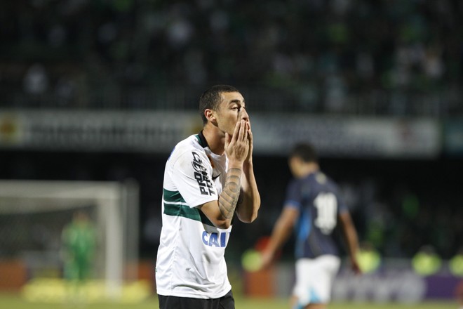 Paulinho lamenta a derrota do Coxa em casa. | Daniel Castellano/Gazeta do Povo