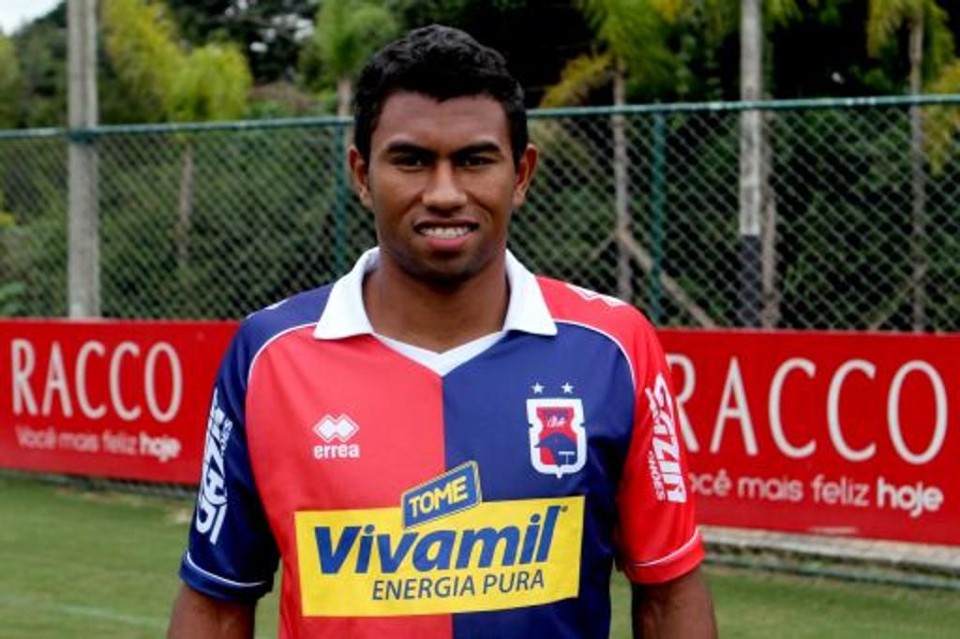 O lateral-esquerdo Elbis, ex-Atlético-GO, foi apresentado pelo Tricolor na sexta-feira passada. | Paraná Clube/Divulgação